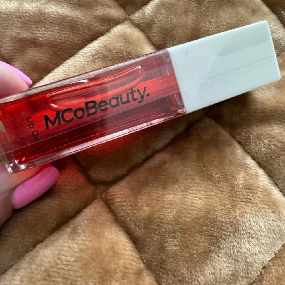 MCoBeauty lip oil in “sheer red” 💋zoom in for all the angles and details!!